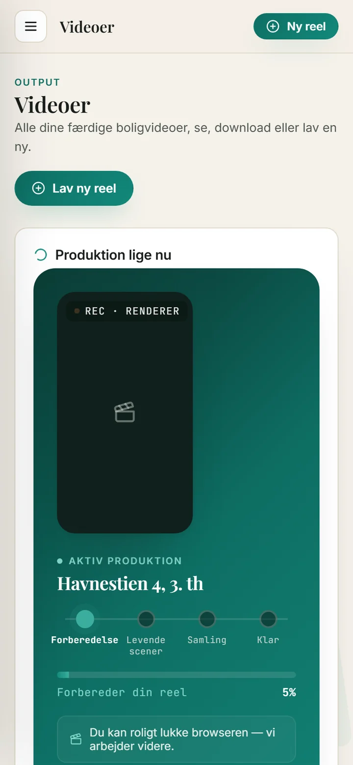 Skærmbillede af portalen på en telefon, hvor en igangværende produktion melder fase og fremdrift i procent under en lodret forhåndsvisning.