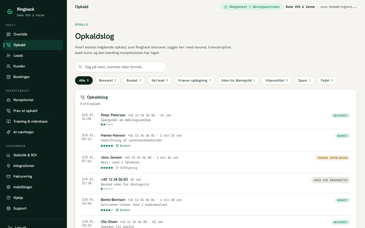 Skærmbillede af opkaldsloggen i Ringbacks portal: hvert opkald står med tidspunkt, nummer, ærinde og en statusmærkat som besvaret, booket eller kræver opfølgning.