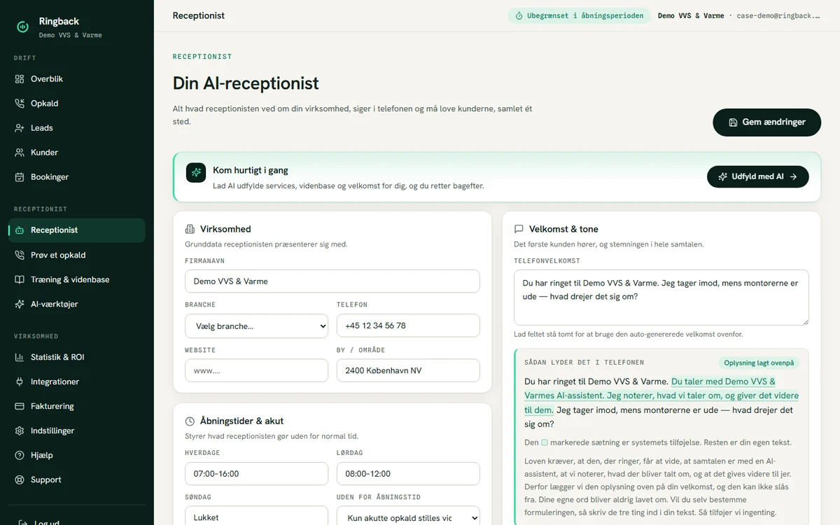 Skærmbillede af receptionist-opsætningen: firmanavn, åbningstider og virksomhedens egen telefonvelkomst til venstre, og til højre en forhåndsvisning hvor systemets oplysning om AI er markeret oven på kundens tekst.